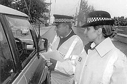 Die beiden Police Constable (PC 282) Mehmet Gurbuz und (PC 515) Ismet Houssein von der Sovereign Base Area (SBA) Police bei Pergamos. Beide Police Constable sind Trkisch-Zyprioten. 