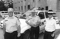 Eine Patrouille kurz vor der Auffahrt beim Ledra Palaca in Nikosia, von links nach rechts: Garda James Hennessy (Irland), Sergeant Mick Fogarty (Irland) und Sgt George Nichols (Australien) mit dem typischen australischen Polizeihut (Akruba).