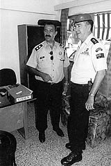 Der australische UNCIVPOL Deputy Commander Geoff Hazel im Gesprch mit Inspector Ali S. Altan, dem Postenchef der trkisch-zypriotischen Polizeistation beim Ledra Palace in Nikosia.